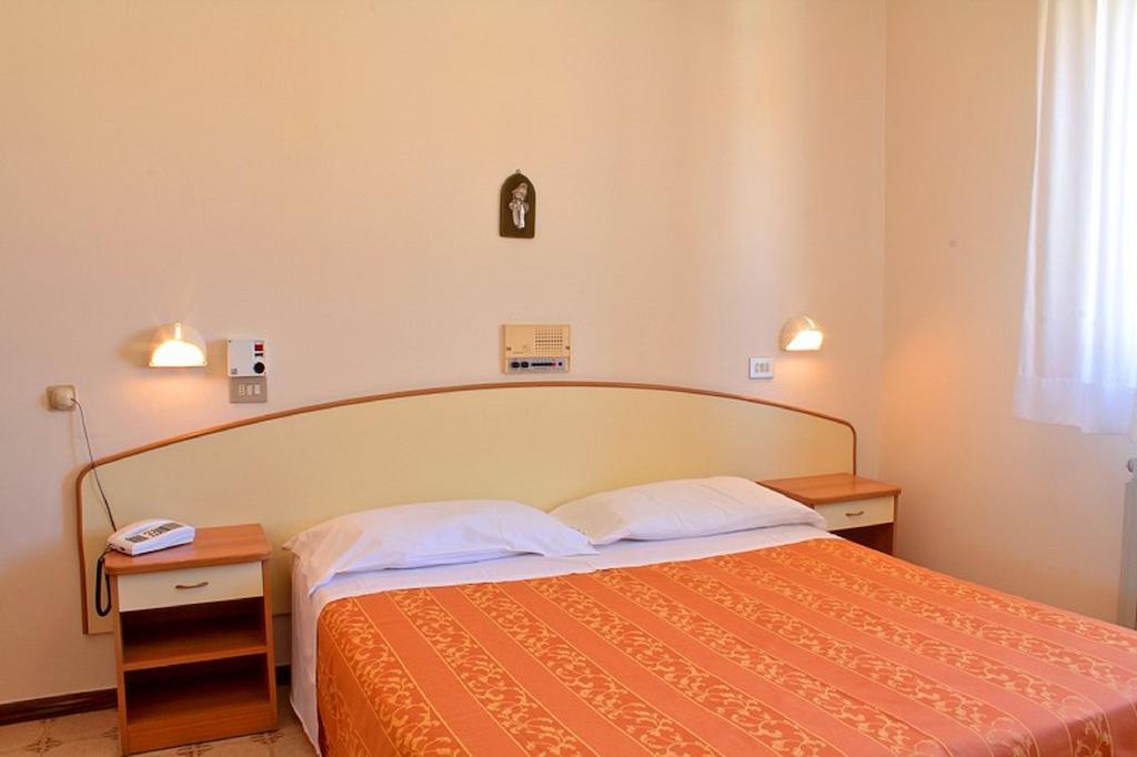 Hotel Saturno تْشيانشانو  تيرمي الغرفة الصورة